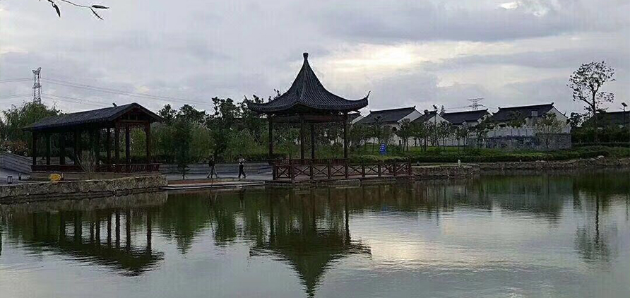 江苏盐城千鹤湾军训基地坐落于千鹤湾温泉风情小镇位于盐东,临近盐城湿地风光,喧闹都市中的一方幽静宜人之所.鸟语花香,风景如画,呼吸着每立方厘米5000个负离子的新鲜空气,生活每天都在诗情画意中涂抹上五彩缤纷的颜色.