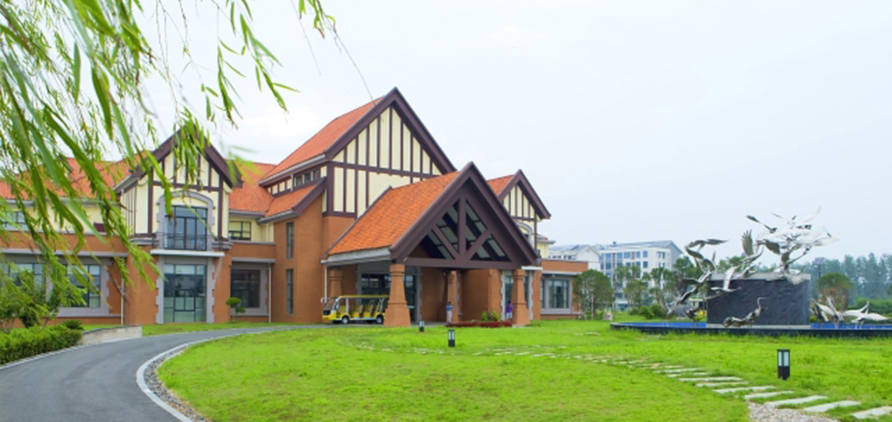 江苏盐城千鹤湾军训基地坐落于千鹤湾温泉风情小镇位于盐东,临近盐城湿地风光,喧闹都市中的一方幽静宜人之所.鸟语花香,风景如画,呼吸着每立方厘米5000个负离子的新鲜空气,生活每天都在诗情画意中涂抹上五彩缤纷的颜色.
