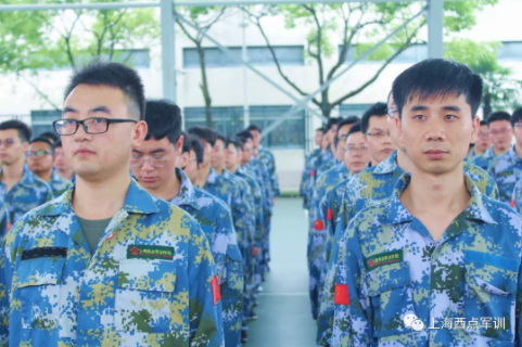 上海市第一人民医院新职工换上军装