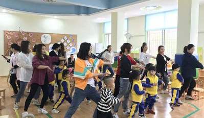 幼儿园大班小朋友室内亲子互动游戏