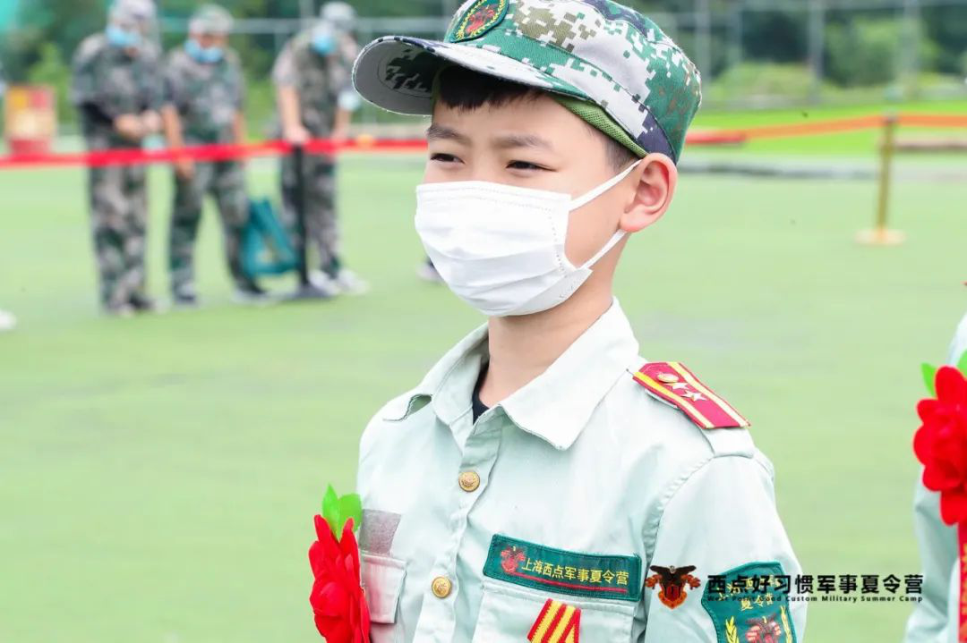 佩戴结营大红花