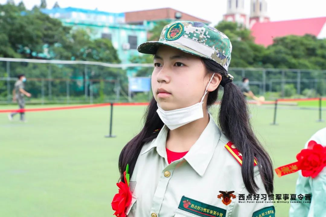 佩戴结营大红花