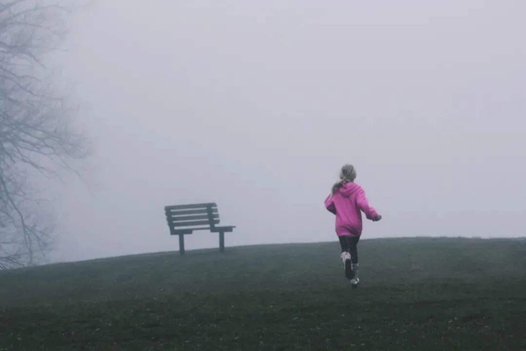 为什么有的父母能给孩子提供有爱的养育环境，让孩子烙下幸福的人生底色；有的父母却对孩子忽视、冷漠，带给孩子持续多年的伤害？  原因是，有些父母是不成熟的父母。   “一想到为人父母居然不用经过考试，就觉得真是太可怕了。”这是日本小说家伊坂幸太郎的一句名言。  出乎人意料的是，“父母要持证上岗”这件看似有点荒诞的事，被小说家预言成功了。  今年秋季开学，浙江数字家长学校将要尝试推行家长学习积分制，让父母考试后持证上岗成为了现实。