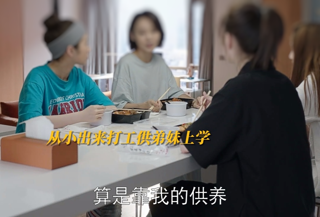 如今在家躺平一年了，每天无所事事也就算了，年前他竟瞒着婶婶借了高利贷，利滚利下来，3万变8万。直到催款电话打到了婶婶手机上，婶婶气急攻心，直接被气进了医院。  医院里，婶婶恨铁不成钢，却还是把老大、老二给她的养老钱都给了老三。看到这一幕，我思绪万千：一母同胞，一样的家庭环境，一样的教育背景，为何养育出来的子女却各不相同?这到底是怎么回事呢?