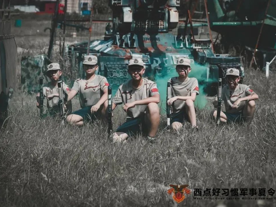 孩子要经历什么，才能懂得学业的重要、父母的不易？     ”今天的父母，总想着把最好的条件给孩子，这其实是在害孩子。成长过程中，物质越充裕，精神越疲惫；精神疲惫时，创造物质的脚步自然会停歇。  反之，给孩子真实的成长，让孩子懂得困难与艰辛，教孩子珍惜馈赠与财富，引导孩子依靠勤奋和努力，才是对孩子最深邃的馈赠。   