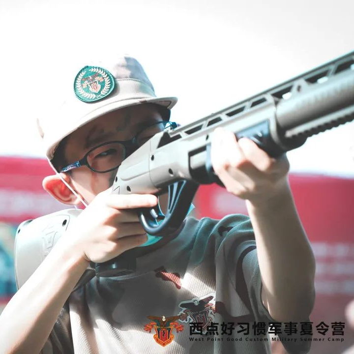 孩子要经历什么，才能懂得学业的重要、父母的不易？     ”今天的父母，总想着把最好的条件给孩子，这其实是在害孩子。成长过程中，物质越充裕，精神越疲惫；精神疲惫时，创造物质的脚步自然会停歇。  反之，给孩子真实的成长，让孩子懂得困难与艰辛，教孩子珍惜馈赠与财富，引导孩子依靠勤奋和努力，才是对孩子最深邃的馈赠。   