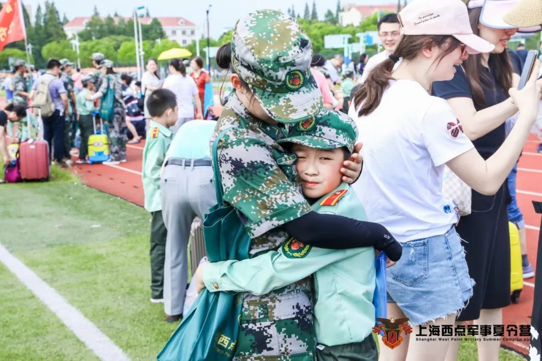 很多父母都反映，现在的孩子太失落了，只要遇到一点小挫折，就会让孩子一蹶不振。  有关儿童遇到挫折怎么办的问题，历来有两种观点。有些人说，因为孩子从未经历过挫折，所以才会遇到一点的困难，再也没有奋斗的精神。还有一些家长表示，孩子之所以会一蹶不振，是因为父母没有对孩子进行挫折教育，人的一生不可能一帆风顺，难免会遇到一些无法控制的事情。  近来有个宝妈和我们聊起她的孩子在家里遭受的挫折。这宝妈的孩子平时是个特别懂事的孩子，又好又聪明，在班上的孩子都很强悍，学习成绩总是名列前茅，这样孩子的家长自然是很骄傲的，但孩子的状态在一次失败中发生了变化。  由于一次考试的失败，让孩子对自己极为不自信，只是一个小小的挫折，孩子以后就没有了学习的劲头，成绩一落千丈让这位宝妈十分苦恼。小孩的成长过程中，难免会遇到一些挫折，但小孩可能总遇到一些困难，一蹶不振，没有拼搏精神。父母应当重视起来，思考孩子遇到挫折应当怎么去纾解？ 西小点的建议是专业的事情，交给专业的人去做。  西点好习惯军事夏令营 行业深耕十几载，专注于青少年习惯教育打造 用军事思想塑造孩子坚毅品性、用军事管理重塑孩子纪律意识、用军事谋略锻造孩子行为思维，更有教育专家常年坐镇答疑解惑。 自成立以来解决数10W家庭教育问题  2022夏令营营种一览 >>> 高端营———————————————— 各项高配置，网罗高精尖  创始人担任总指挥，教官配比1:1，针对性提升和反馈，更专注，更专业。  课程采用“理论+实战”，真正提升孩子自信心，锻炼孩子的领导力，自我管理能力、决策能力，让孩子在团队中脱颖而出，全面锻炼孩子的综合能力。  >>>好习惯营——————————————— 强推实力派，直购不纠结  专注于打造学员好习惯为主旨的王牌营，着重打造孩子的生活、学习、行为好习惯。  从心态管理、目标管理、时间管理、学习管理、行动管理五大必备技能出发，全面提高学员的综合能力。  结合众多优秀女生的成长成才案例，着重于学员“独立、勤思、健美、睿智”四个特征的打造。  在用军事化改变习惯的基础之上，接受安全教育、礼仪训练等行为、心理素质的提升。做一名新时代的女孩儿，独立自信，睿智优雅，不依赖，不娇纵！   生存救护不再只是探险者的兴趣爱好，而是一种必要的学习。此营种从自然灾害，社会安全，防疫健康，生存等方面出发，全方位的进行教学及演练。  让学员们机智应对社会危险，提高安全意识，掌握安全技能。  高“芯”探索营是在军事爱国的基础上，学习scratch编程，学习芯片先进知识。  通过编程操控模型感受“芯”魔力，在“理论+实操”中，升华励志中国“芯”，见证中国“芯”魅力！  中华儿女多奇志，敢叫日月换新天 好习惯打造只是西点夏令营中的一部分 我们更擅于通过军事思想和营地生活 为每一个孩子种下远大理想的种子 坚定中华强国梦的信念 铸就不惧风雨、铁胆雄魂的中华少年！   素材参考来源 光明网：《人间真实！“看一眼上网课的娃，血压就飙升”！治疗崩溃大法来了》 澎湃新闻：《孩子上网课，妈妈崩溃了吗？》  如果您也想让孩子学会自理自立自强，找回学习状态，重获少年活力，养成更多生活、学习、行为好习惯