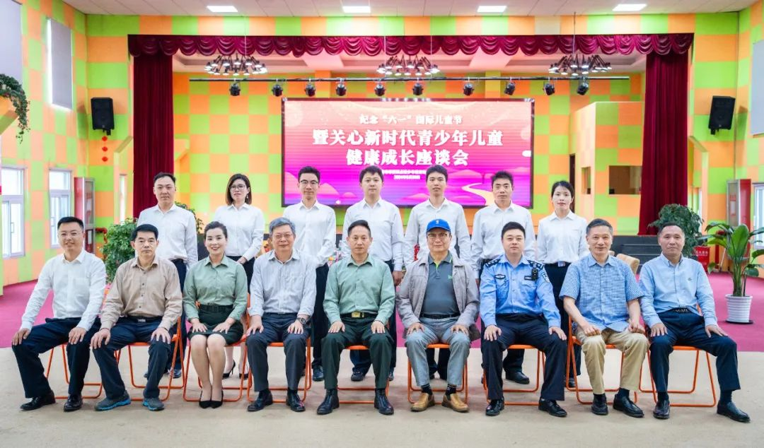 为党育人、为国育才  赋能青少年儿童健康成长，构建教育共融新生态，党的十八大以来，以习近平同志为核心的党中央高度重视青少年儿童工作，明确要求党和政府要始终关心各族少年儿童，努力为他们学习成长创造更好的条件。老师、家长要承担起教育引导少年儿童成长成才的责任。全社会都要关心少年儿童成长，支持少年儿童工作。为深入贯彻落实习主席指示要求，结合“六一”儿童节，上海奉贤西点教育培训中心5月30日成功举办“关心新时代青少年儿童健康成长”座谈会。  各领导深入座谈   本次座谈会旨在汇聚各方力量，共同探讨青少年儿童成长过程中的问题与挑战，以及如何通过社会各界的努力为他们创造一个更加健康、快乐的成长环境，特邀部分老将军、老领导、公安干警、学生家长代表和各界社会人士参加。  蒋乾麟少将在会上强调了青少年教育的重要性，认为青少年的精神状态与国家强盛紧密相连。他指出现代科技带来的便利同时也带来了青少年沉迷手机游戏等问题。他将提倡强化青少年的昂扬精神和自立能力，通过实践劳动、社会接触和军事训练等活动来丰富教育内容。他强调，青少年教育需要家庭和社会的共同参与，对西点教育工作者表示敬意，这是一件很有意义的事情！大到一个国家，小到一个家庭。少年强则国强！并鼓励他们为青少年提供正能量，培养他们成为国家的栋梁之才。  赵学清少将在会议中对上海奉贤西点教育培训中心16年的成就表示敬意，并提出学校应追求社会效益与经济效益，促进可持续发展。强调培训目标与安全底线，提升培训质量，同时注重管理与被管理对象间的关系。作为教育者，应具备高尚道德和社会责任感，以增强培训的说服力。对上海西点军校的未来充满信心，期待其继续培养优秀人才。  王毅少将对上海奉贤西点教育培训中心的教育理念和办学成果给予了充分肯定，并对上海西点军校培养优秀人才的努力表示了亲切问候。他提出规模拓展与品质提升要相辅相成，确保学校内涵不断强化，经济效益与社会效益要兼顾，实现学校的可持续发展，加强品牌建设，扩大影响力，同时防范潜在风险，规划中长期发展，处理好基础设施建设与未来发展的关系。 李昆明少将提出推出了一项结合军事化训练和农耕文化的特色培训项目。该项目旨在通过野外体验和实际操作，强化员工的团队协作能力和纪律性，同时传承和弘扬传统文化。借鉴党校和企业培训的经验，打造一个综合性的培训基地，提供思想工作和管理工作等拓展性课程，以丰富培训内容。以培养更多具有理想信念和职业操守的优秀人才。  通过此次座谈活动，坚定了我们坚持“教育的最终目的是自主学习”决心，推动青少年儿童健康成长，为社会和谐贡献力量。为孩子们健康成长撑起一片“蓝天”。 来源：上海奉贤西点教育培训中心
