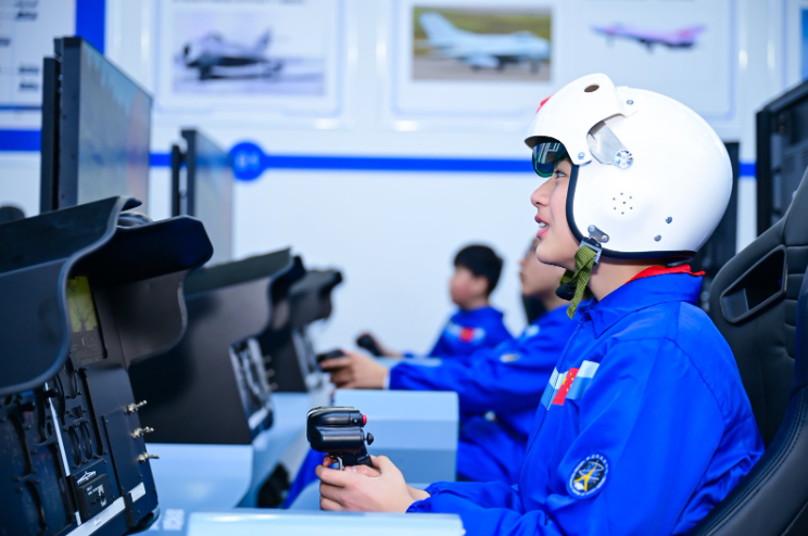 2025西点好习惯夏令营：  把“歼 - 10驾驶舱”搬进孩子的暑假     “这不是游戏，是未来飞行员的启蒙课！”     实战模拟驾驶：  孩子将扮演飞行员，在电子战干扰中锁定“敌机”，体验克什米尔空战的战术决策。通过模拟真实的空战场景，孩子们不仅能够感受到飞行的魅力，更能学习到空战的战术和技巧，培养他们的应变能力和决策能力。  AI航空科普 + 习惯养成：  结合战机研发故事，培养孩子抗压能力、专注力、团队协作——好习惯，才是真正的“超视距导弹”！在学习航空知识的同时，孩子们还将接受军事化训练和任务打卡，潜移默化地塑造时间管理、自律意识等良好习惯。   